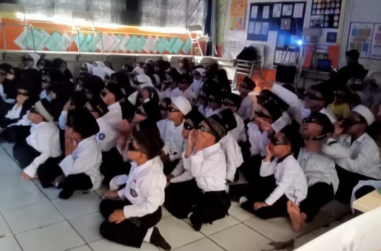 Nonton Bareng Film Margasatwa di SD Negeri 03 Cinagara untuk Siswa Kelas 1-3