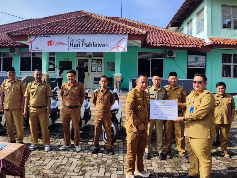 Camat Cigombong Serahkan Bantuan Kendaraan Operasional untuk Sembilan Desa