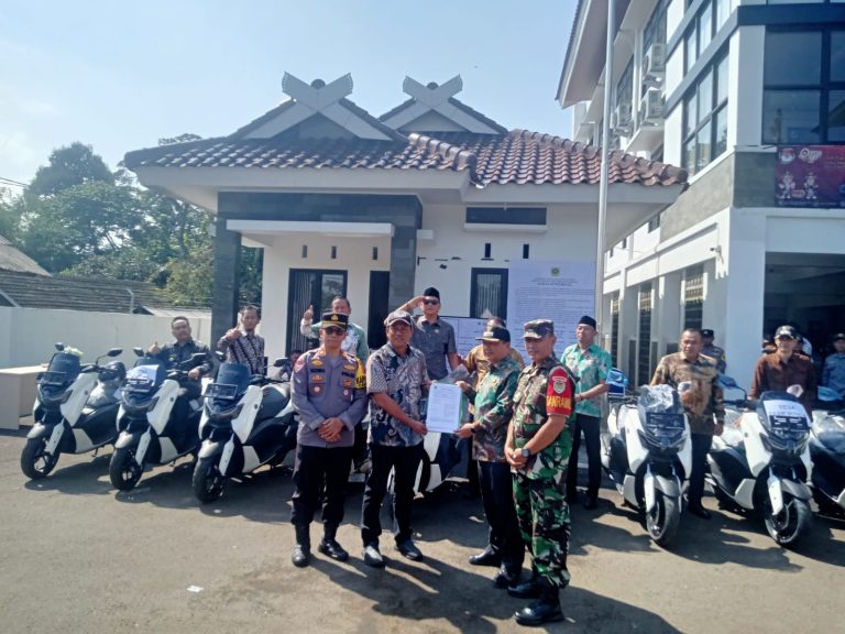 Camat Caringin Serahkan 12 Unit Sepeda Motor Operasional untuk Tingkatkan Pelayanan Desa