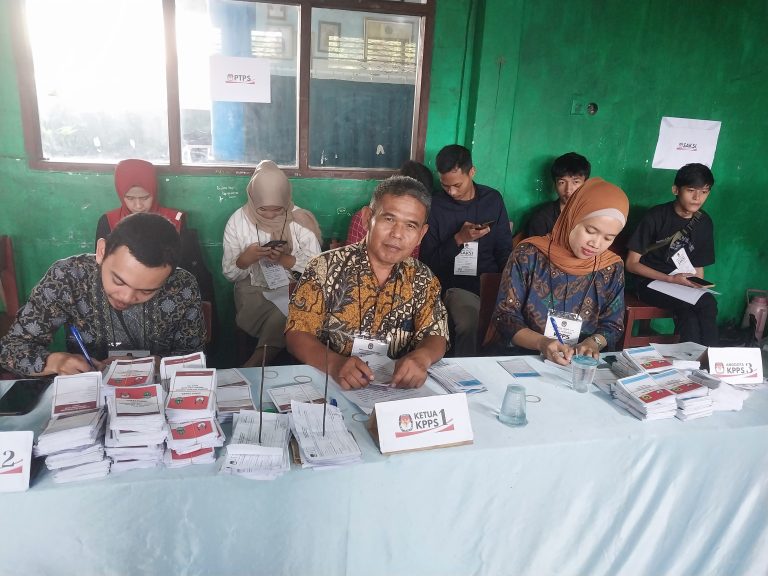 Pemungutan Suara di TPS 07 Desa Cinagara, Caringin Sukses Digelar
