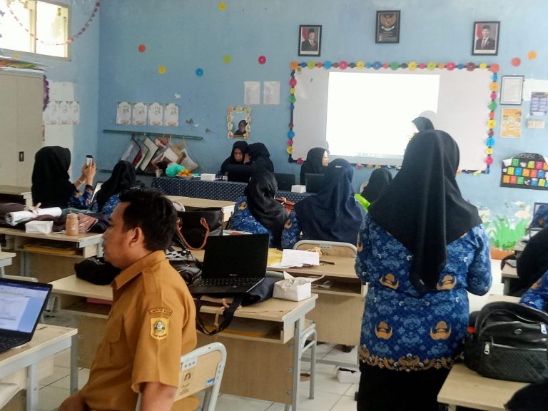 Kepala Sekolah dan Guru Caringin Percepat Penyelesaian PAK dan SKP untuk Kenaikan Pangkat
