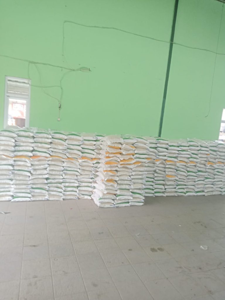 Penyaluran Bantuan Beras di Desa Cimande Hilir, Kecamatan Caringin