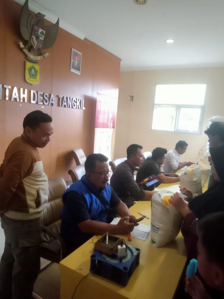 Penyaluran Bantuan Pangan Nasional di Desa Tangkil Berjalan Lancar