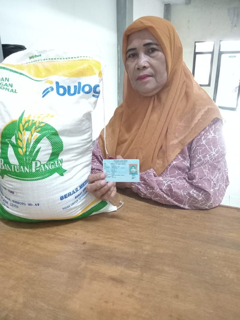 284 Keluarga di Desa Muara Jaya Terima Bantuan Pangan Nasional