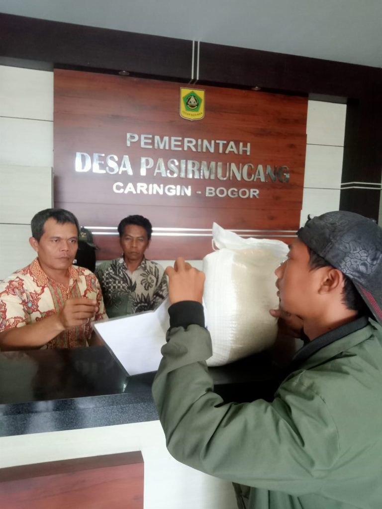 Desa Pasir Muncang Salurkan Bantuan Pangan Nasional untuk 938 KPM
