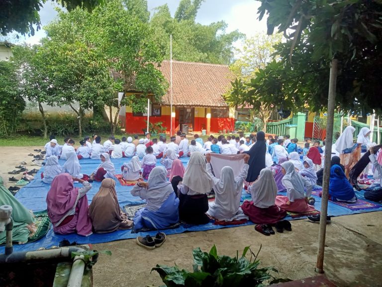 SD Lebak Pari Biasakan Siswa Laksanakan Sholat Dhuha Sebelum Belajar