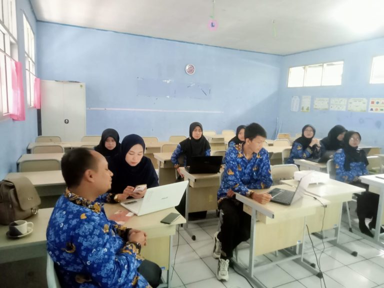 Penerapan Aplikasi Rapor di SD Negeri Caringin 03: Perpaduan Kurikulum Merdeka dan Kurikulum 2013