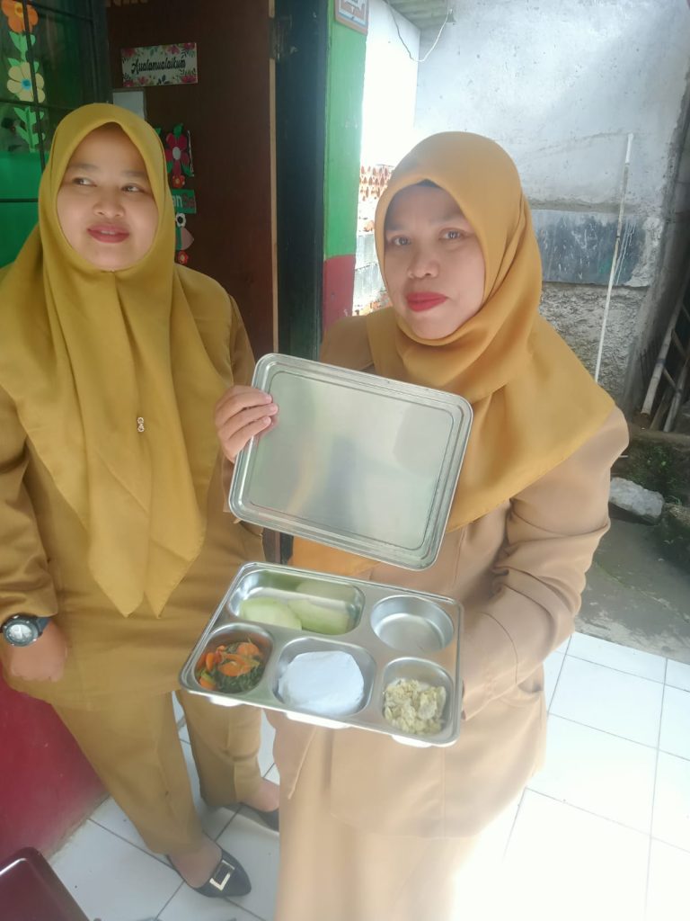 Makan Bergizi Gratis untuk Siswa SD Cipare, Kecamatan Caringin, Disambut Antusias