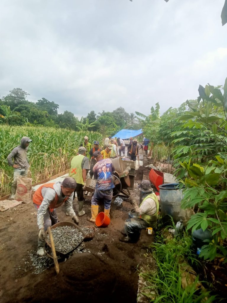 Program SAMISADE Desa Pasir Muncang Kecamatan Caringin Geber Pengecoran Jalan