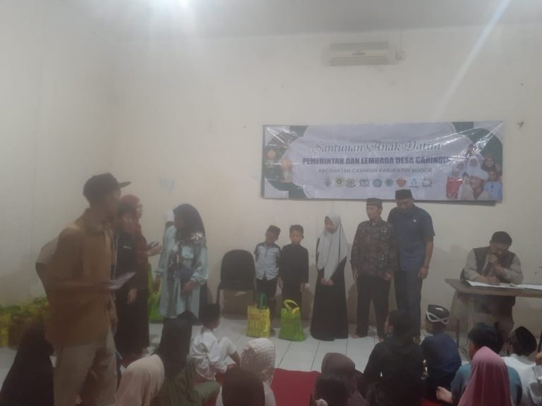 Desa Caringin Berikan Santunan kepada Anak Yatim di Aula Kantor Desa
