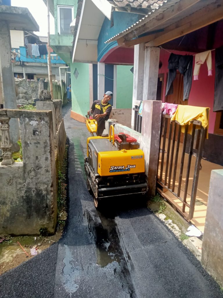 Pemdes Cimande Hilir Bangun Jalan Lingkungan di Kampung Lembur Situ
