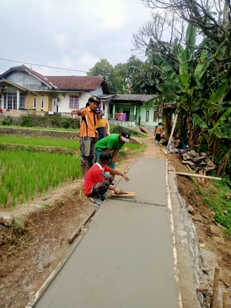 Pemerintah Desa Cinagara Perbaiki Jalan Lingkungan di Kampung Lewikaso Sepanjang 600 Meter