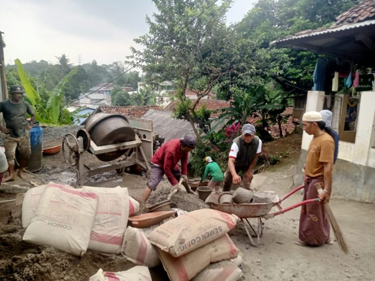 Pemdes Pasir Muncang Lakukan Betonisasi Jalan Lingkungan di Kampung Tajur