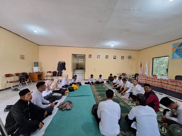 Kepala Sekolah se-Kecamatan Caringin Rutin Ikuti Pengajian Rabu di Sekretariat PGRI