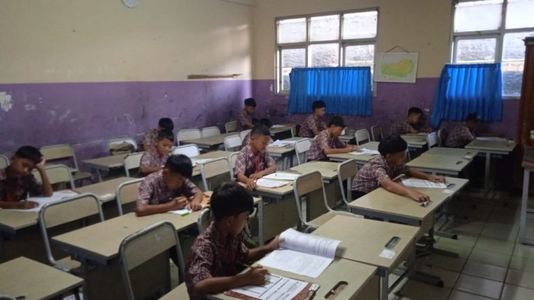 Seluruh Siswa Kelas 1–5 SDN Jambuluwuk 01 Ikuti Asesmen Akhir Tahun