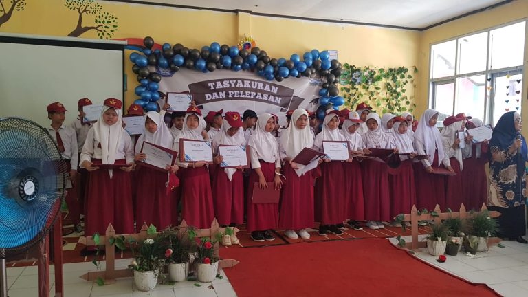 Putra-Putri Kelas 6 SD Pasir Tengah Unjuk Kebolehan dalam Pentas Seni