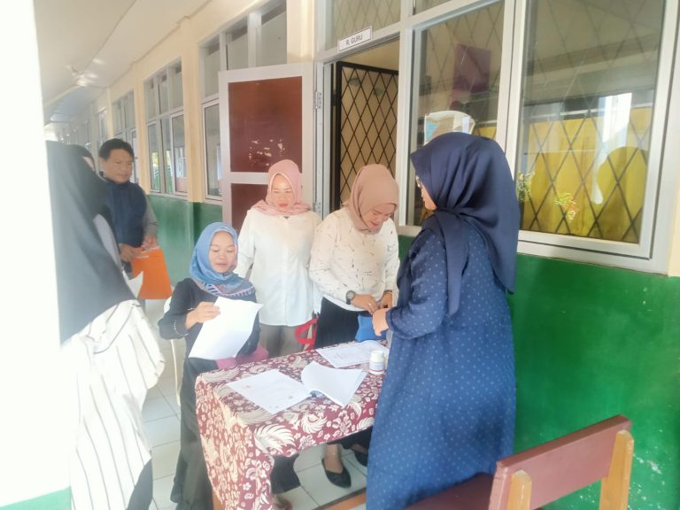 Orang Tua Antusias Daftarkan Anak ke SD Curugdengdeng