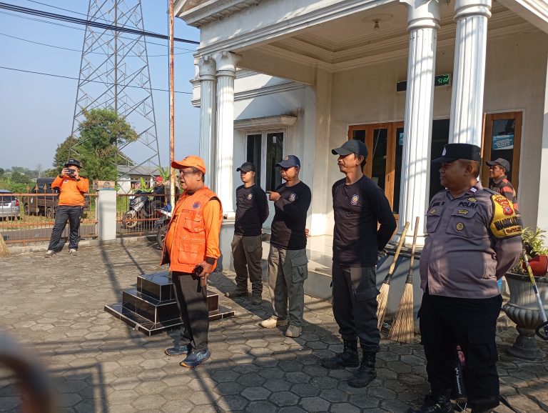 Pemdes Lemahduhur Gelar Aksi Bersih Lingkungan, Dorong Kesadaran Warga dan Perkuat Tim Tanggap Bencana
