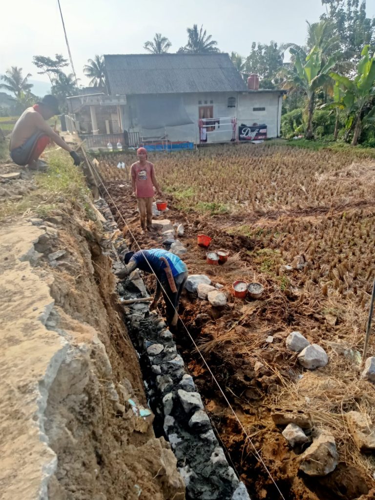 Pemdes Cinagara Bangun Turap Jalan Lingkungan untuk Tingkatkan Akses dan Ekonomi Warga