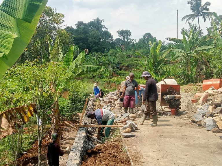 Pemdes Pasir Muncang Realisasikan Program Samisade untuk Betonisasi Jalan dan TPT di Kampung Cipopokol Hilir