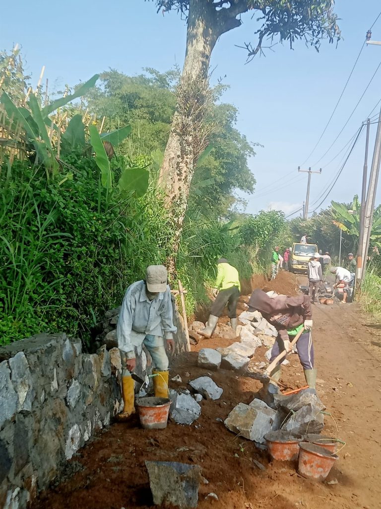 Pemdes Lemahduhur Realisasikan Program Samisade untuk Infrastruktur Jalan Kampung Ayub