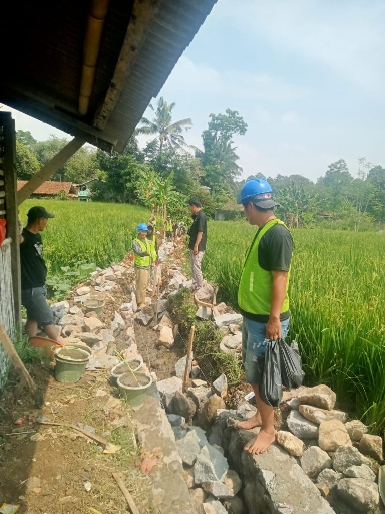 Kampung Tangkil RT 02/04 Desa Tangkil Terima Bantuan Dana Aspirasi untuk Pembangunan Saluran Irigasi