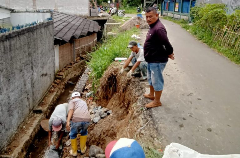 Pemdes Ciderum Bangun Turap Sepanjang 100 Meter di Kampung Batu Kembar
