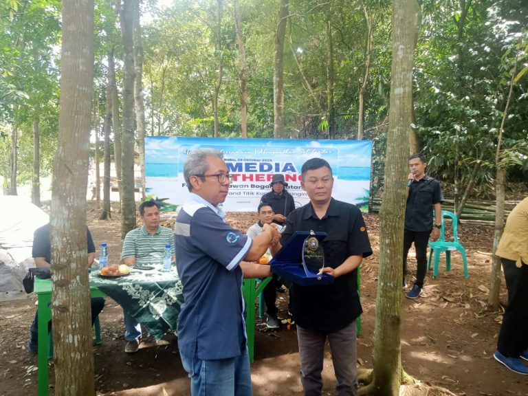 13 Tahun FWBS, Perkuat Sinergi Wartawan Bersama AQUA Tanam Pohon di Bantaran Cisadane