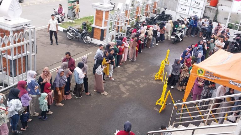 Gerakan Pangan Murah, Warga Serbu Kecamatan Caringin