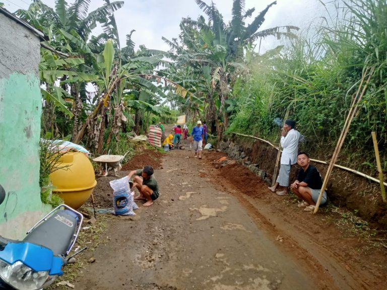 Pemdes Lemah Duhur Bangun Jalan Gang Ayub melalui Program Samisade Tahap Dua