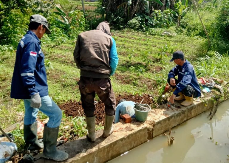 CV Mulia Jaka Perkasa Tangani Perbaikan Irigasi di Desa Cinagara