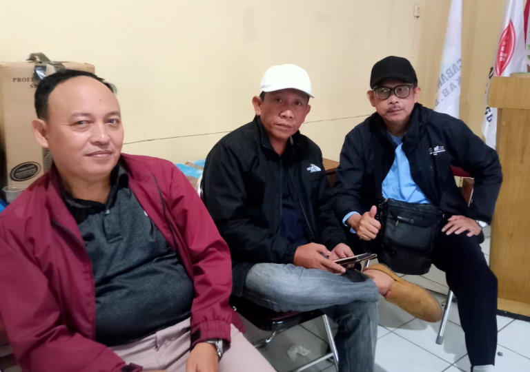 Guru Antusias Sambut HUT PGRI ke-80 di Kecamatan Caringin
