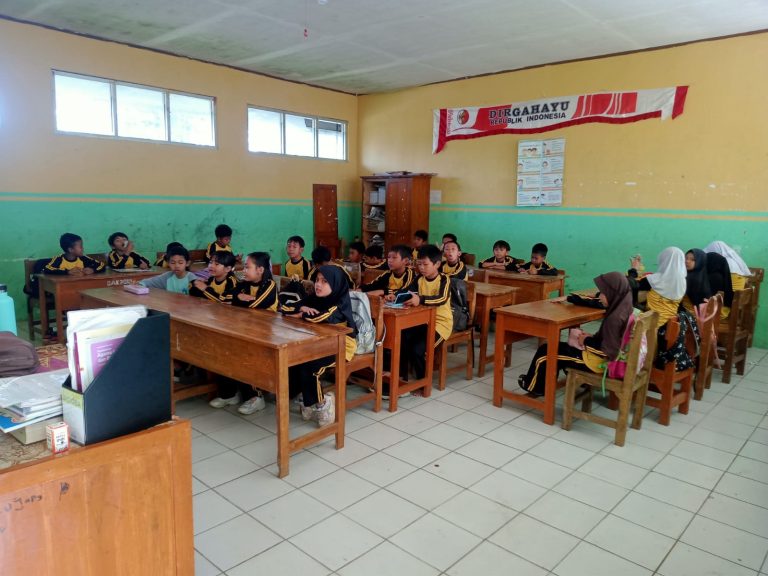 Siswa SD Nanggeleng Begitu Serius Mengikuti Ulangan Akhir