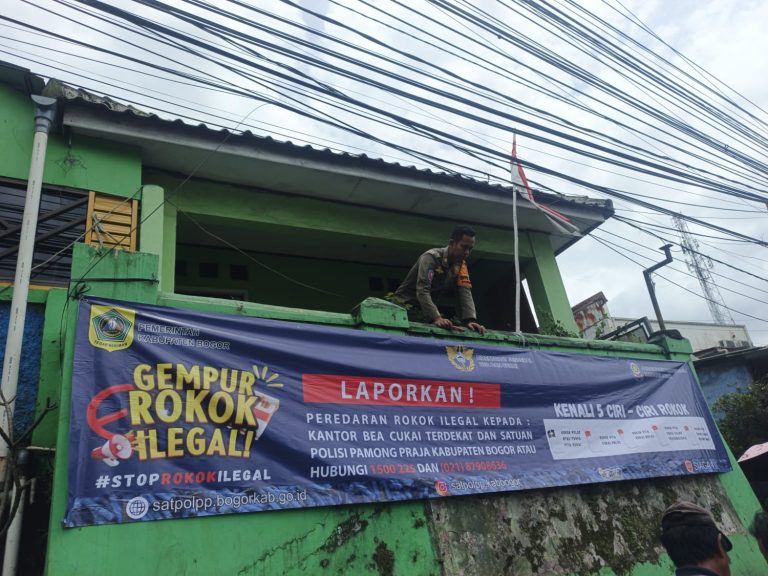 Satpol PP Caringin Pasang Spanduk Ajak Hentikan Penjualan Rokok Ilegal