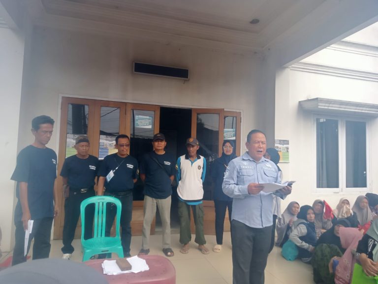 Desa Lemahduhur Kecamatan Caringin Salurkan Bantuan Beras untuk 1.913 KPM