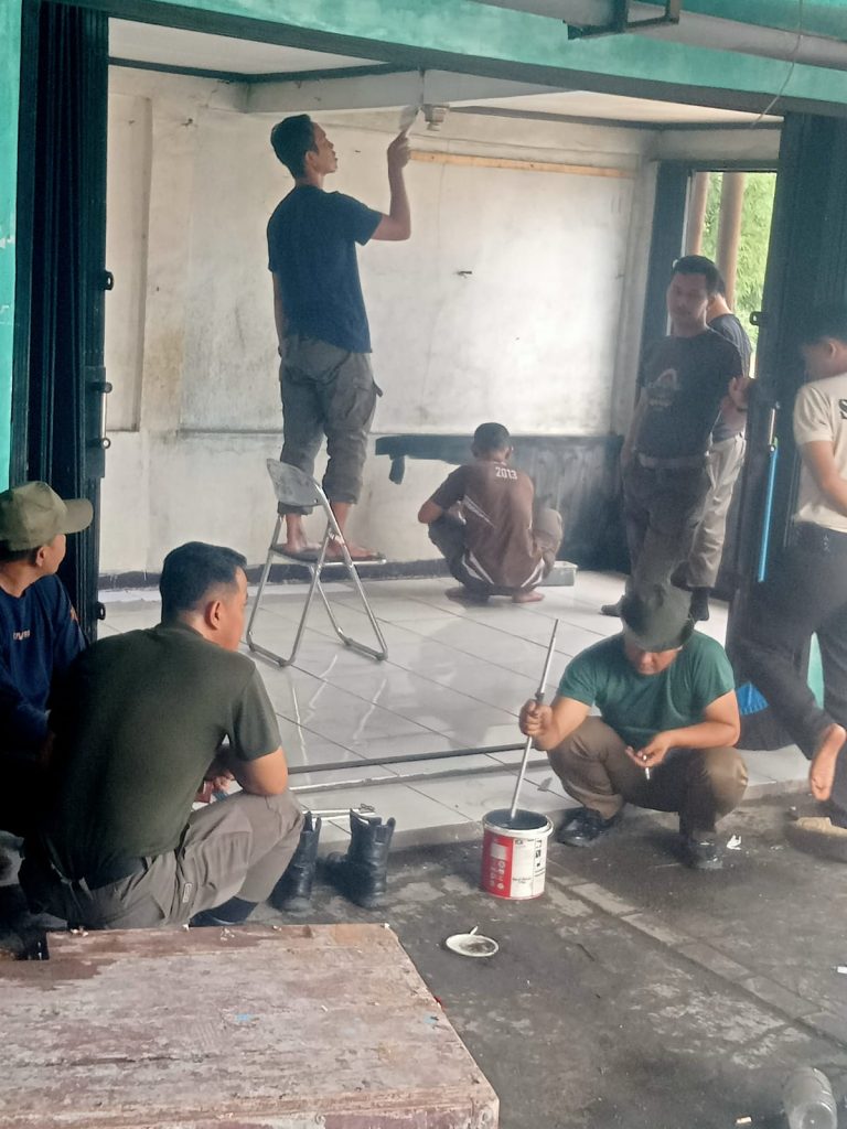 Pengurus Koperasi CS Lakukan Pembersihan Toko di GOR Kecamatan