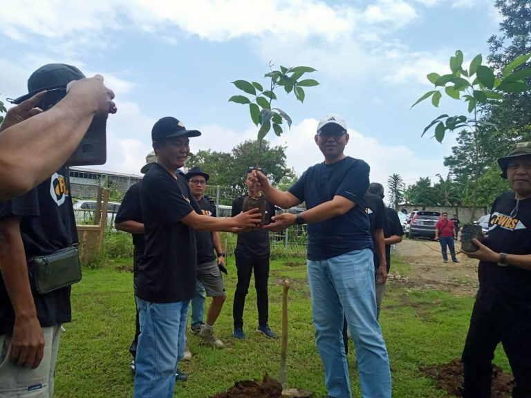 Jurnalis Tanam Pohon Bersama Sekda dan DLH Kabupaten Bogor