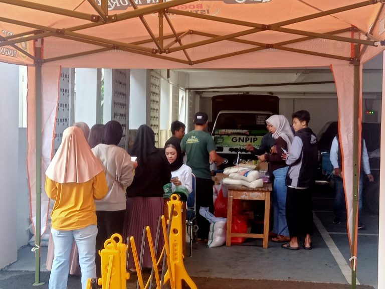 Warga Serbu Pasar Murah Dinas Ketahanan Pangan di Kantor Kecamatan Caringin
