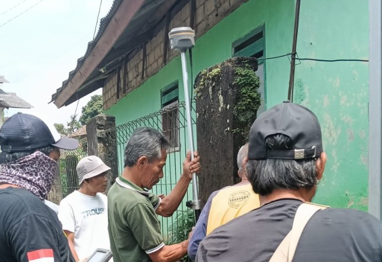 Pengukuran Tanah di Desa Cimande Hilir Sedang Berjalan