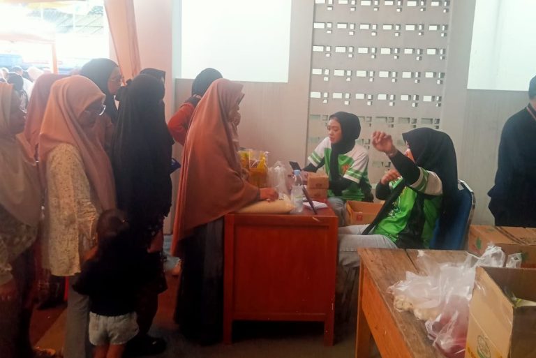 Pasar Murah di Kecamatan Caringin Diserbu Warga, Antre Demi Sembako Murah