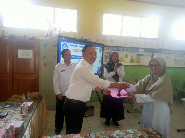 Sertijab Kepala Sekolah Caringin Usai Kebijakan Merger SD
